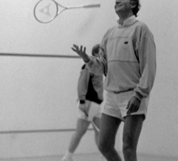 El Rey Juan Carlos muestra su alegría al conseguir un tanto en el partido de squash que jugó con el  primer ministro de Nueva Gales del Sur, Nick Grei